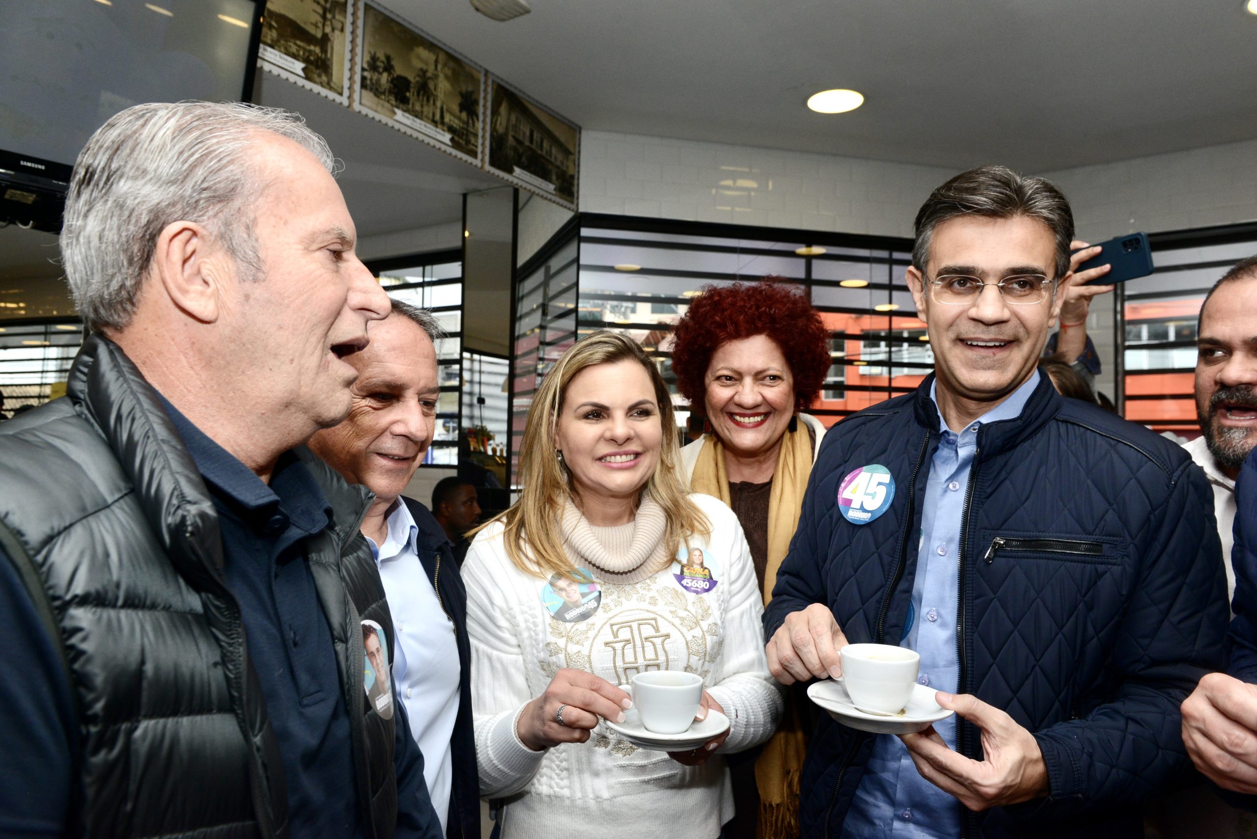 Carla Morando realiza caminhada com Rodrigo Garcia em Cotia