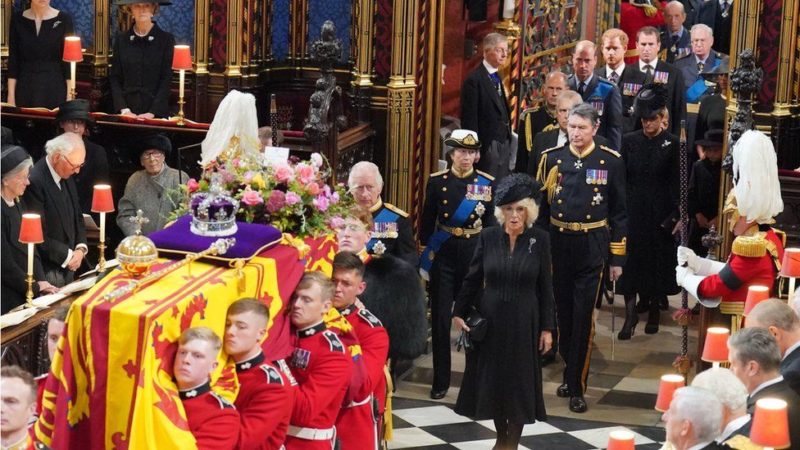 Corpo da rainha Elizabeth II é colocado em cripta real e sepultamento será restrito