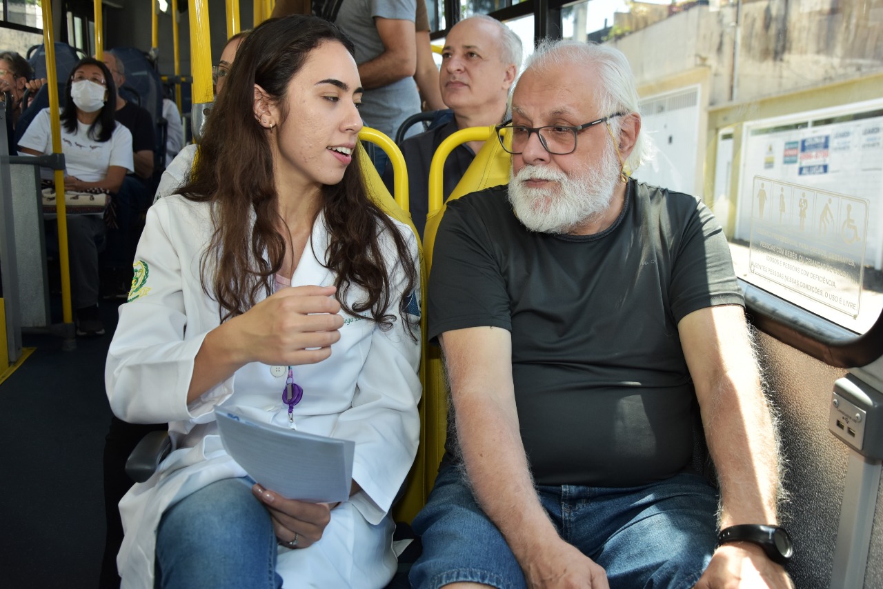 Santo André oferece treinamento prático de mobilidade nos ônibus para idosos