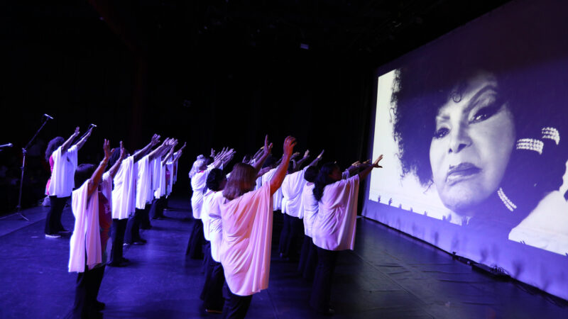 Emoção marca a apresentação do “Mulheres em Movimento Cantam Elzas”