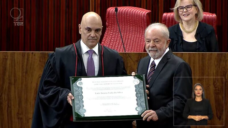 Em um discurso emocionado, Lula é diplomado pelo TSE