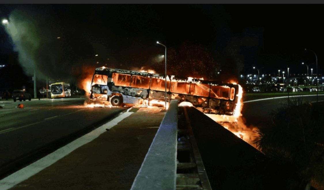 Bolsonaristas promovem noite de caos e ateiam fogo em ônibus e carros em Brasília