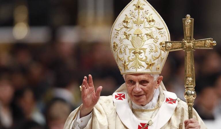 Fiéis dão adeus ao Papa Bento XVI 