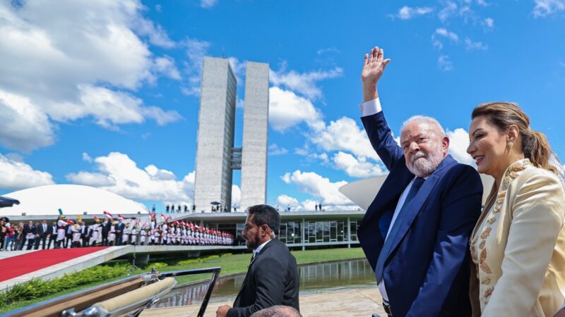 Pela terceira vez, Lula sobe a rampa e toma posse como presidente da República