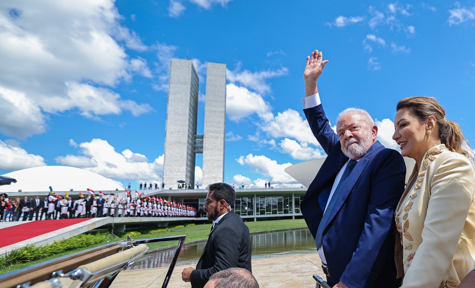 Pela terceira vez, Lula sobe a rampa e toma posse como presidente da República