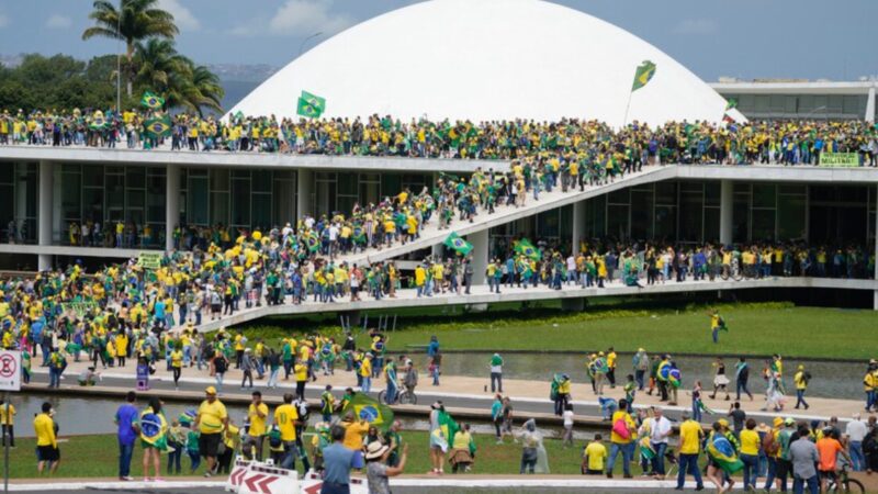 Terroristas apoiadores de Bolsonaro invadem os Três Poderes em Brasília
