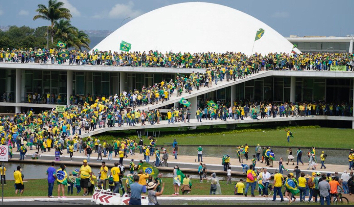 Terroristas apoiadores de Bolsonaro invadem os Três Poderes em Brasília