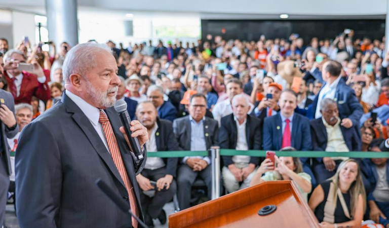 Lula determina elaboração de proposta para valorização do salário mínimo