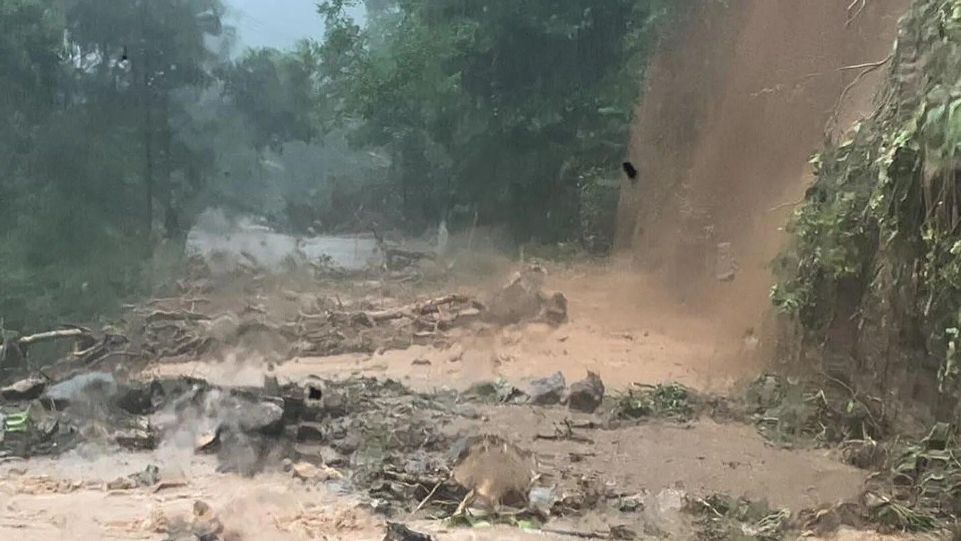 Fortes chuvas no litoral norte de São Paulo causam destruição, desaparecidos e mortes