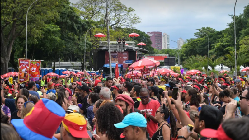 Hora da folia: Escolas de Samba do Rio de Janeiro e São Paulo se preparam para desfilar na avenida