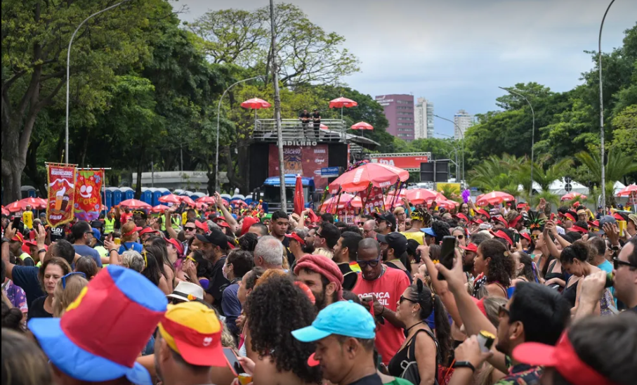 Hora da folia: Escolas de Samba do Rio de Janeiro e São Paulo se preparam para desfilar na avenida