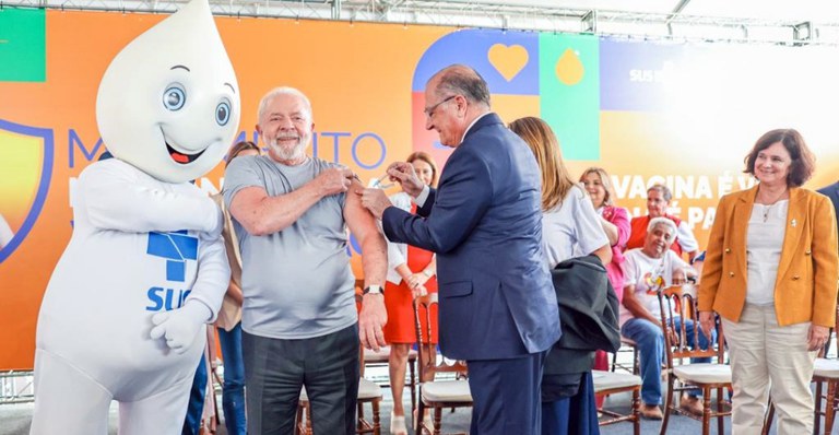Com Lula vacinado e Zé Gotinha mobilizado, país abre Movimento Nacional pela Vacinação