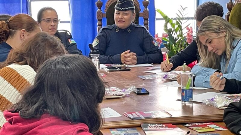 GCM de Ribeirão Pires recebe estudantes para roda de conversa sobre Lei Maria da Penha