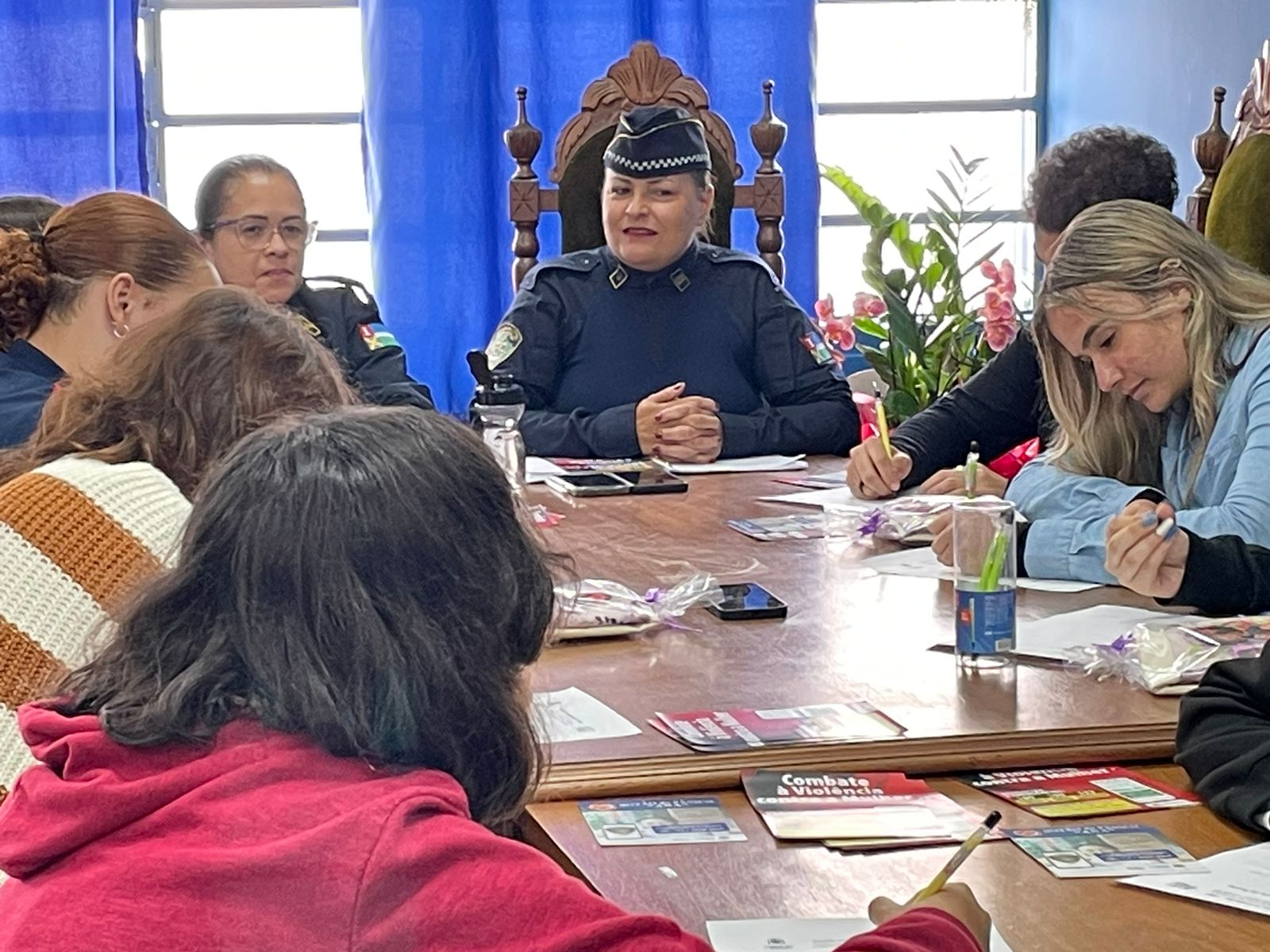 GCM de Ribeirão Pires recebe estudantes para roda de conversa sobre Lei Maria da Penha