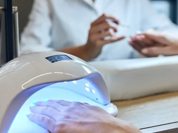 Anvisa segue União Europeia e decide proibir substâncias usadas em esmaltes em gel por risco de câncer e infertilidade