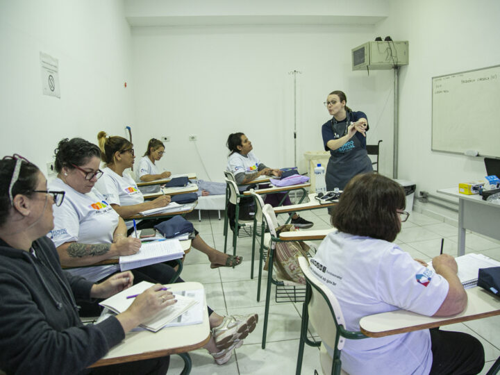 Escola de Ouro abre inscrições para curso de cuidador de idosos