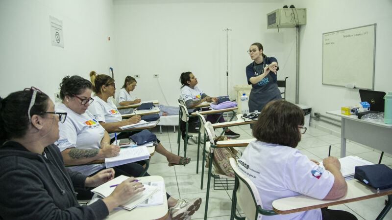 Escola de Ouro abre inscrições para curso de cuidador de idosos
