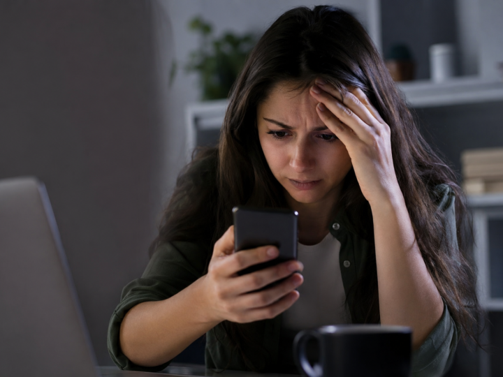Violência digital contra mulheres cresce com avanço da inteligência artificial
