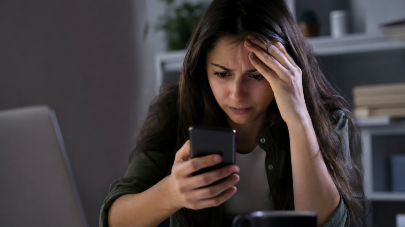 Violência digital contra mulheres cresce com avanço da inteligência artificial